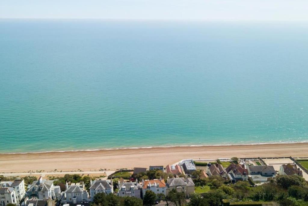 The Luxury Beach Property - Oceanbreeze ساندجيت المظهر الخارجي الصورة